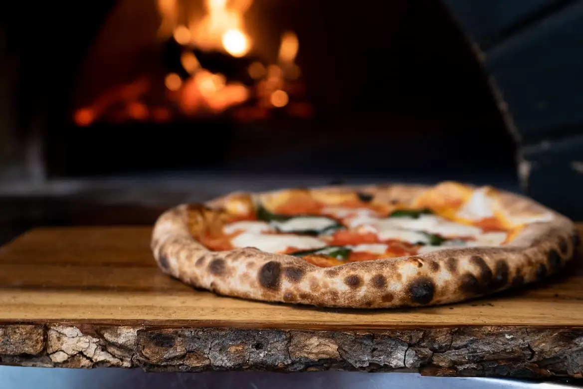 Fuoco Pizzeria — Ναπολιτάνικη πίτσα σε ξυλόφουρνο